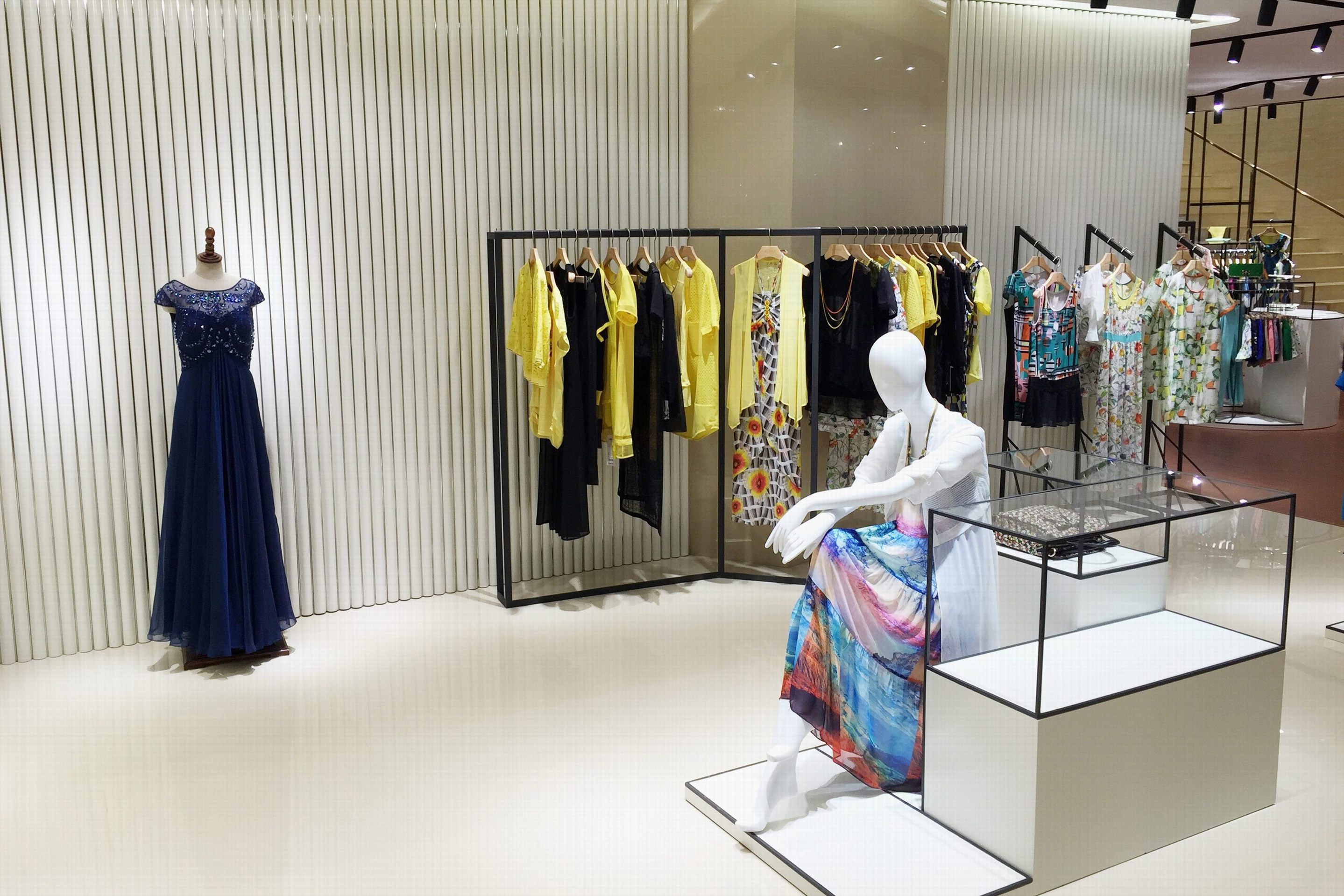 摩安珂品牌折扣女裝店經(jīng)營技巧有哪些?_服裝